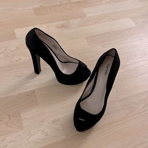 Zigisoho ‘Kelis’ Sz. 8.5M platform peep-toe heel.